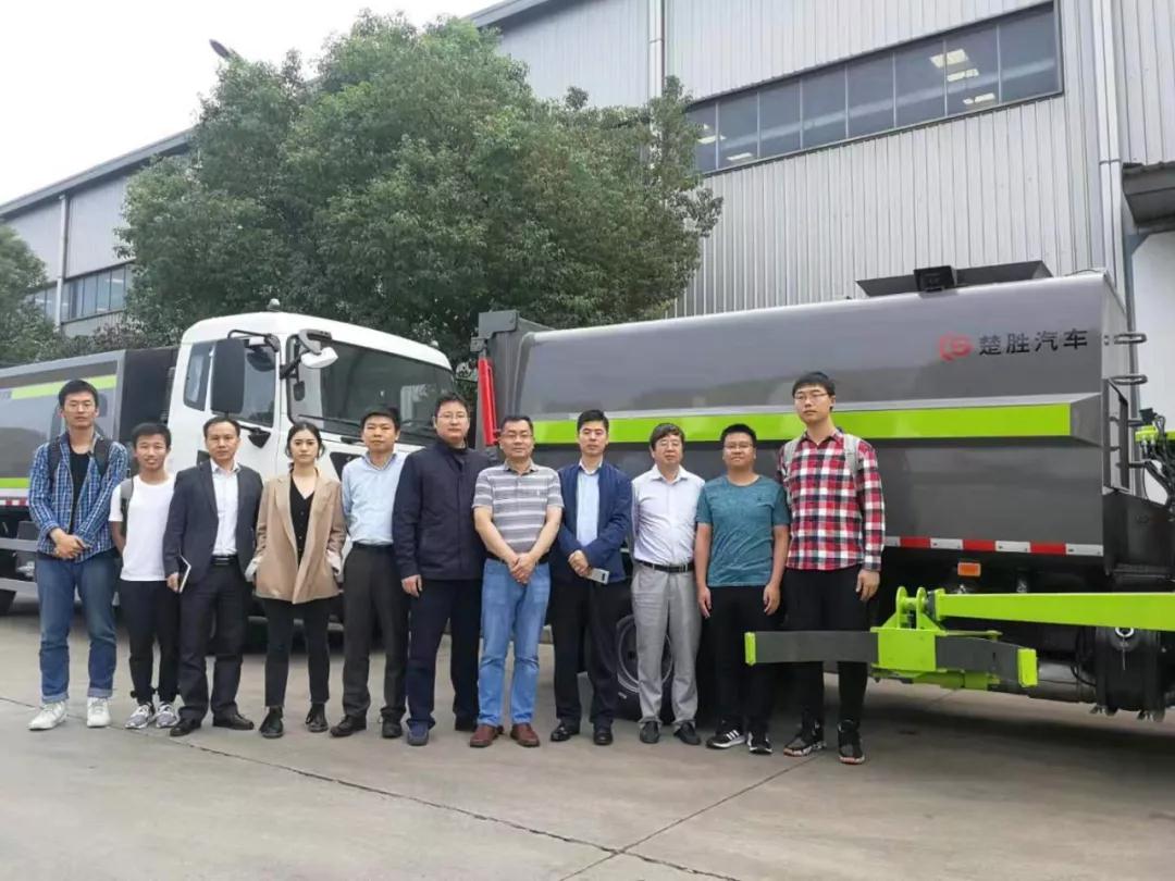 驚艷！“智能機(jī)械臂”自裝卸式垃圾車震撼問世