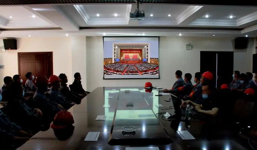 學(xué)習(xí)二十大、永遠跟黨走、奮進新征程！楚勝集團組織全體